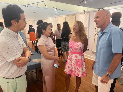 百慕大群島首個(gè)中國(guó)畫展亮相 翟優(yōu)、樊蕾伉儷“家園”作品引國(guó)際關(guān)注